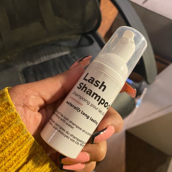 Lash Shampoo - Picture 1 of 6